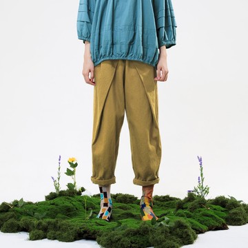 泥壤斜褶鬆緊錐形褲