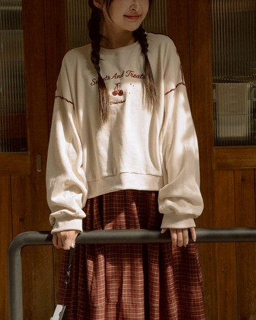 櫻桃刺繡配色木耳邊造型衛衣 兩色售