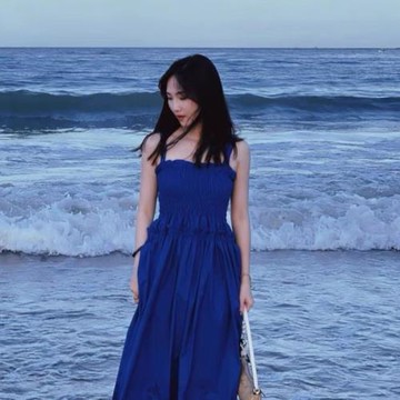 新款海邊度假風吊帶藍色連衣裙子女拍照穿搭無袖沙灘裙夏季中長款