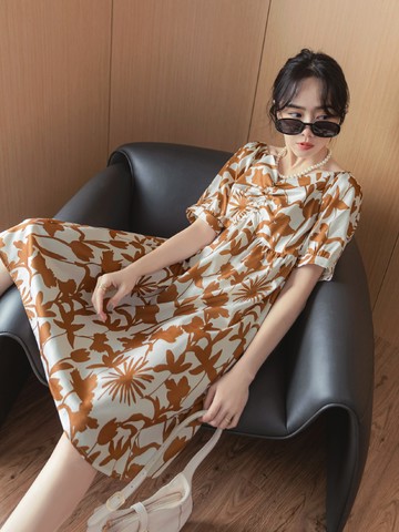 渡假感印花桃心領傘襬短袖洋裝