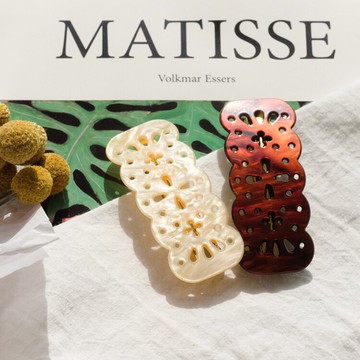 日系紅人優雅輕材料雙色鏤空森女風少女心彈簧夾頂夾發飾1入