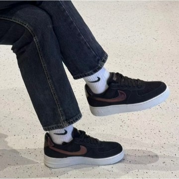 S.G NIKE Wmns Air Force 1 07 SE HJ4401-002 女 運動休閒鞋 AF1金屬勾 黑紫