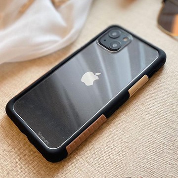 送品牌掛繩 iPhone 13 系列 NMD抗汙防摔手機殼-黑焦糖奶茶