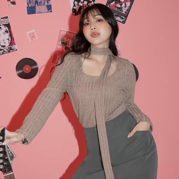 U領輕磨毛排釦長袖上衣(附圍巾) MUA