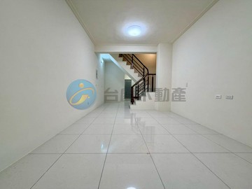 ｛高醫｝十全-建工商圈-公園旁翻新透天｜高雄市三民區孝順街