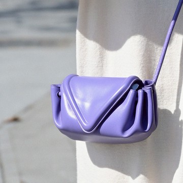 BOTTEGA VENETA 658521 Beak 小羊皮翻蓋斜背包.淺紫