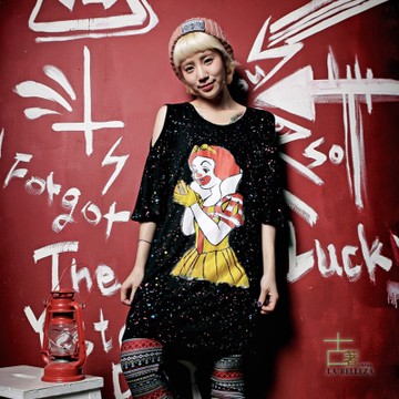 古著 小丑公主手拿漢堡露肩潑墨造型上衣