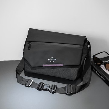 新品上市!!熱門爆品！！超火時尚男士單肩包新款街頭潮流機能包 簡約男士機車包騎行挎包