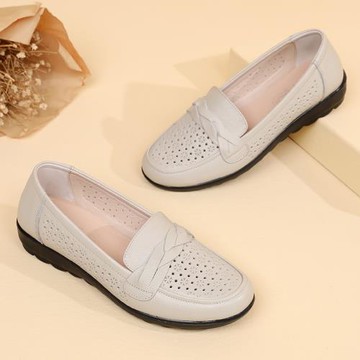 媽媽鞋子夏款涼鞋真皮透氣舒適老人皮鞋女軟底防滑中老年洞洞女鞋