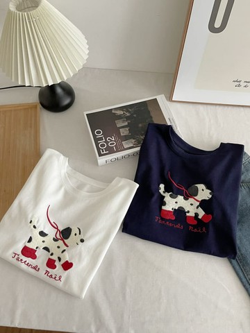 【限時79折】輕甜系列．紅鞋斑點狗刺繡圓領短袖T恤-7056