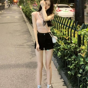 台灣出貨 黑色緊身彈力牛仔短褲女春夏新款設計感小衆高腰顯瘦辣妹熱褲 牛仔短褲 休閒褲 運動短褲 休閒短褲女