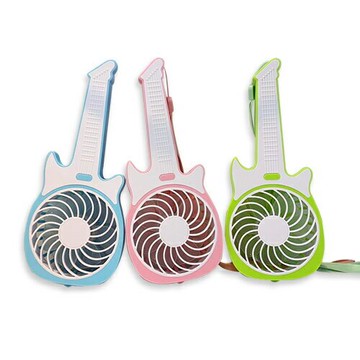 手持吉他造型USB隨身風扇 22x9.3x4cm(綠、粉、藍-顏色隨機出貨) [大買家]