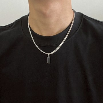 黑色幾何吊墜項鍊男女款潮流個性時尚簡約不銹鋼鎖骨鏈。