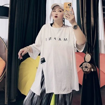 📣爆款推薦📣夏季大碼女裝半袖T恤女300斤胖mm寬鬆設計感不規則開叉短袖上衣潮 HNMX