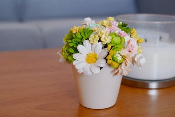 紙花，鮮花禮品陶瓷白壺，綠黃色，一些粉紅色