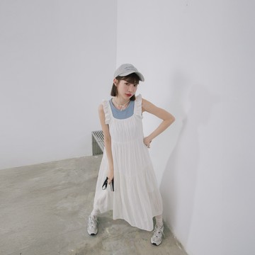 QUEENSHOP_ S 女裝 方領荷葉肩帶設計傘襬長洋裝 兩色售 現+預 【01086996】