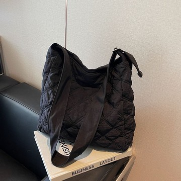 免運🔮秋冬休閒菱格托特包包新款百搭大容量單肩通勤手提包 斜背包 側背包 腋下包 通勤包 包包女 托特包 水桶包 休閒包