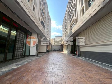 台中梧棲面寬5.9米輕屋齡雙車別墅｜台中市梧棲區大仁路一段