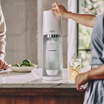 隨時隨地，為你打氣【Sodastream】[收禮者可自選] Soda.TERRA 自動扣瓶氣泡水機 (共2色可選)｜夏日消暑 清涼補給 水分補充 氣泡爽口 為你打氣 加油禮