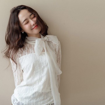 現貨★緞帶領拼接蕾絲長袖上衣(共1色)1118 【NR2391】