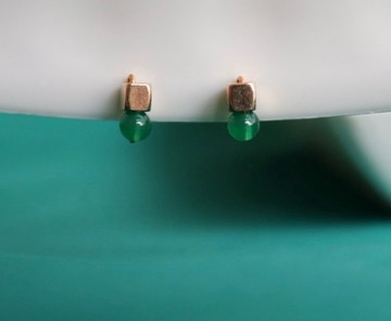 無痛耳環 / 天然綠色縟瑪瑙和金色立方體耳環 - 綠色、天然寶石、