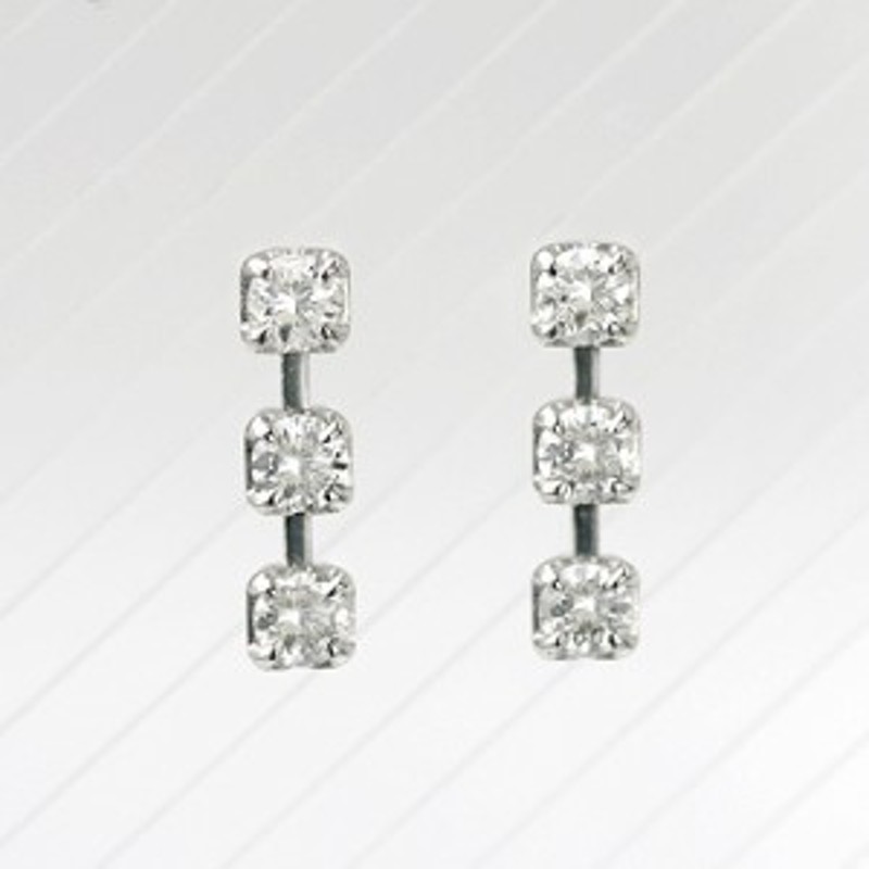 Ｋ１８ＷＧダイヤモンドスリーストーンピアス 0.20ｃｔ | LINEショッピング