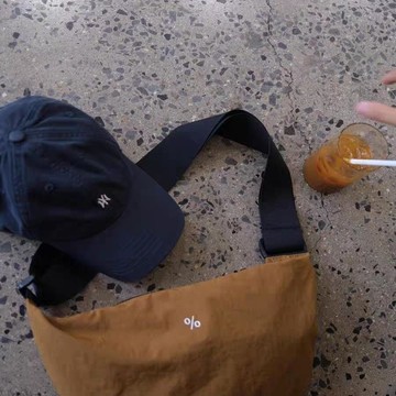 Bag House👜 質感好棒~韓國博主風中古味牛角包斜挎包~超輕大容量可單肩斜挎