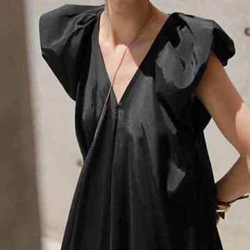 2022夏季氣質V領設計感長裙時尚高端泡泡袖寬肩無袖垂順連衣裙女