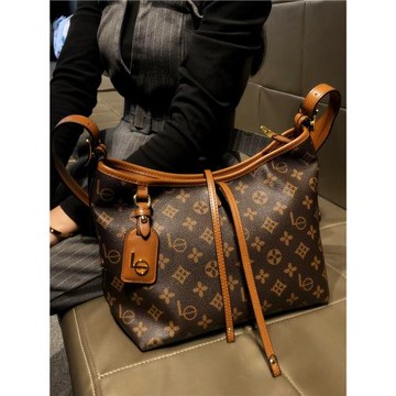 香港品牌包包女士2025新款大容量復古斜挎包流行質感單肩托特包潮