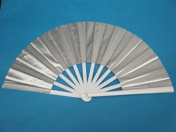 大功夫扇子 尼龍布扇 (白色膠桿 銀色亮布面)/一支入(促120) MIT製 太極扇子 響扇 表演扇子 跳舞扇 團扇-萬【APP滿額下單10%點數(單一帳號最高1000點)】4/30止