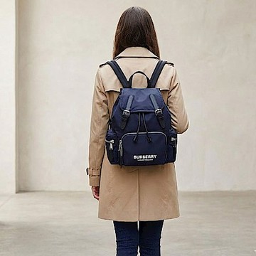 BURBERRY  The Rucksack軍旅中型白字LOGO尼龍後背包(深藍)