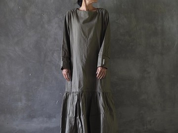 貝殼袖扣 下擺抽皺洋裝 / 淺卡其綠