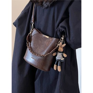 復古小眾設計包包女2025新款時尚高級感斜挎包爆款百搭手提水桶包