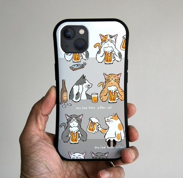 握著iPhone手機殼的貓咪用白啤酒敬酒