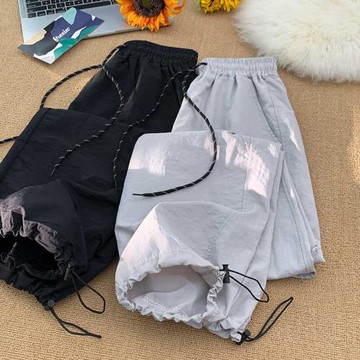 束腳抽繩冰絲皺沖鋒褲男生防水戶外登山高街黑色直筒工裝褲子薄款