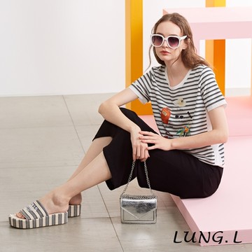 LUNG.L林佳樺 白色底黑條紋膠印短袖女裝上衣LP57A