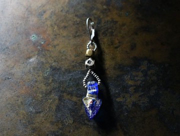 銀化藍色羅馬玻璃箭頭造型，搭配圖阿雷克珠與舊奧裡薩黃銅，單耳飾