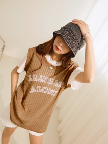 針織透膚英文印花寬鬆長版背心