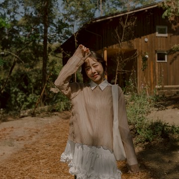 QUEENSHOP_F 女裝 長袖 皺皺紋理木耳邊透膚上衣 三色售 現+預 【01099151】