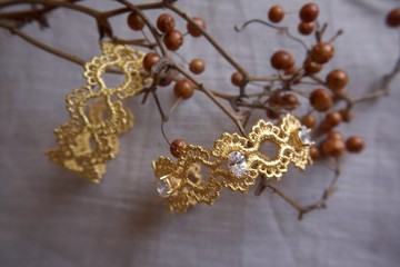 夜晚的Gloria葛洛莉小姐_貴金屬K金色蕾絲手環CHOCCY