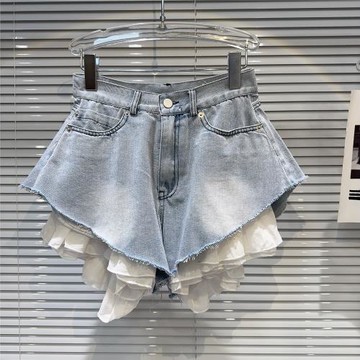 網紅同款2026春季新款個性甜辣花邊下擺洗水磨白斜邊闊腿牛仔短褲