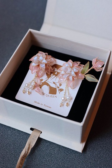 情話情花  夢幻溫柔大理花 淡水珍珠不對稱水晶花樹脂耳環 耳針