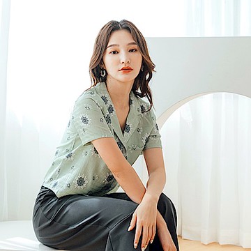 OB嚴選-清新花朵印花短版短袖襯衫上衣