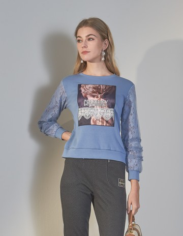 ★【喜芝梅】馬尾女孩轉印蕾絲袖氣質上衣(水藍色；M-2L) 223700005