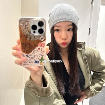 由里公園ins秋冬可愛溫暖栗子棕拼接貓咪插畫適用16pro蘋果16ProMax手機殼iPhone15全包14新款14Promax保護套