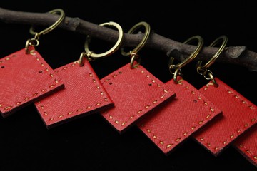 春聯 紅包 招財 開運 護身 內附一小塊天然琥珀原礦 真皮鑰匙圈吊飾 送禮新構思