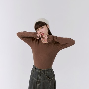 QUEENSHOP_F 女裝 長袖 簡約坑條感彈性圓領上衣-咖 S/M/L 現+預 【01099345】