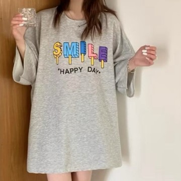 La Belleza圓領黃色笑臉彩色英文字印花太空棉舒適長版落肩寬鬆T恤