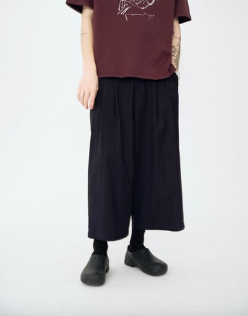 復古文青 垂墜感暗色細條8分西褲