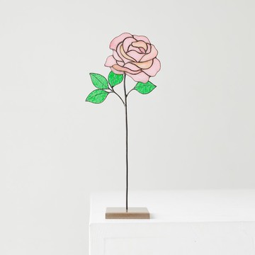 石架上的彩色玻璃粉紅玫瑰、客廳裝飾、鮮花禮物